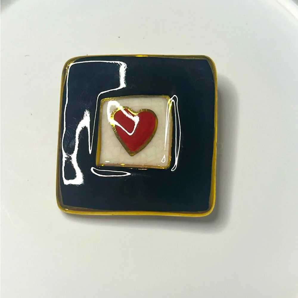 Vintage 1980’s Sweetheart pin brooch ceramic glossy 1.5”